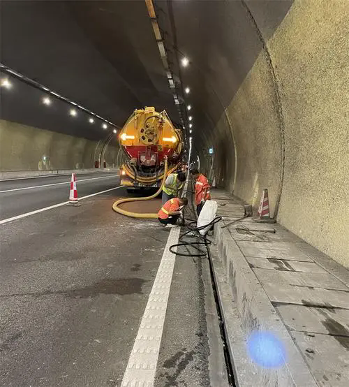 昌吉隧道排水渠清淤